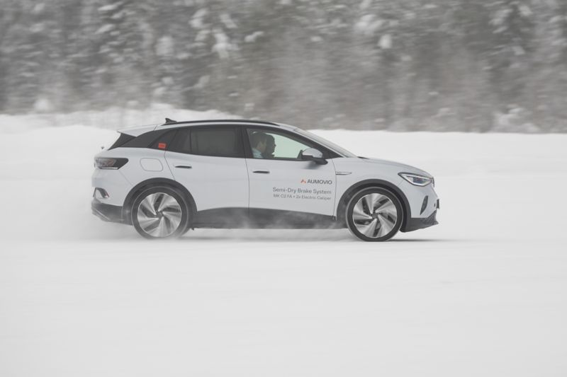 아우모비오의 세미드라이 브레이크가 탑재된 폭스바겐 차량이 지난달 19일(현지시간) 스웨덴 아르비자우르 소재 아우모비오 드라이빙 센터에서 빙판길 주행에 나서고 있다. 아우모비오 제공.