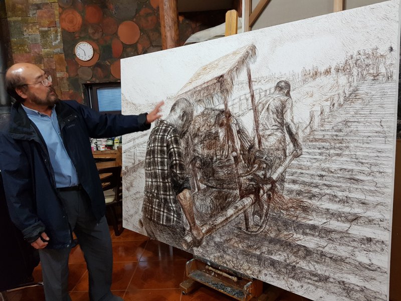 황재형 화백이 2017년 10월 그의 화실에서 작품 설명을 하고 있다. (사진=뉴시스) *재판매 및 DB 금지