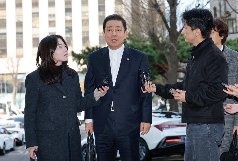김병기 무소속 의원이 27일 오전 마포구 서울경찰청 공공범죄수사대에서 공천헌금 수수 등 13개 의혹과 관련 피의자 신분으로 2차 조사를 받기 위해 출석하며 취재진 질문에 답하고 있다. 2026.2.27 ⓒ 뉴스1 안은나 기자