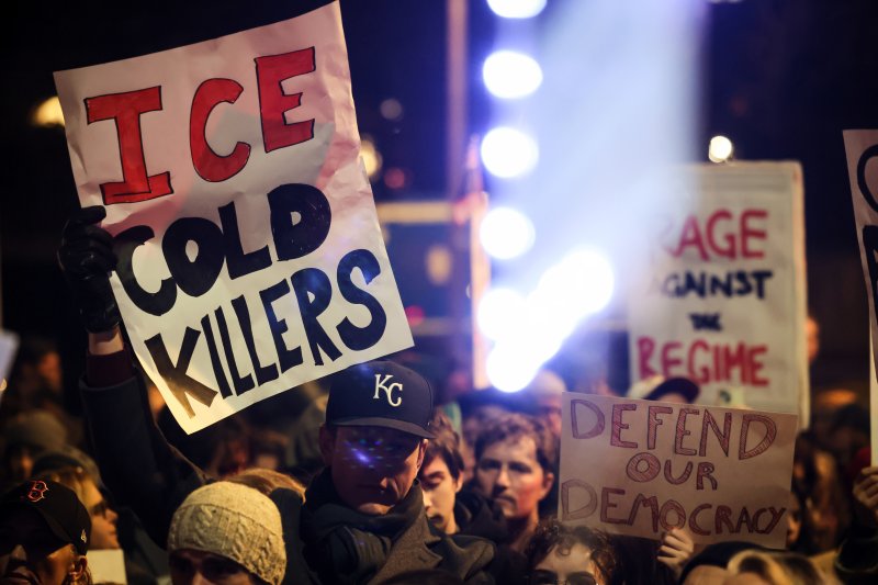 [파리=AP/뉴시스]지난달 28일(현지 시간) 프랑스 파리 외무부 인근에서 미국 이민세관단속국(ICE)의 단속에 항의하는 집회가 열린 가운데 한 시위자가 ‘ICE는 냉혹한 살인자"라고 적힌 팻말을 들고 있다. 2026.01.29.