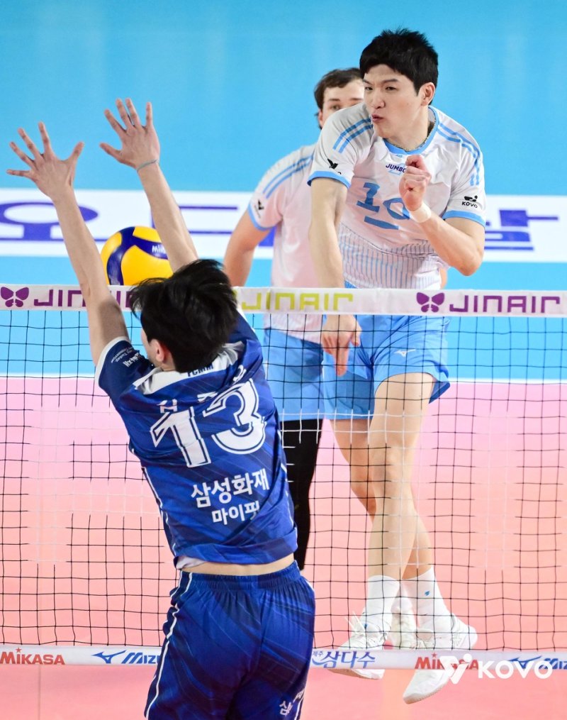 공격하는 대한항공의 정지석(오른쪽) (출처=연합뉴스)