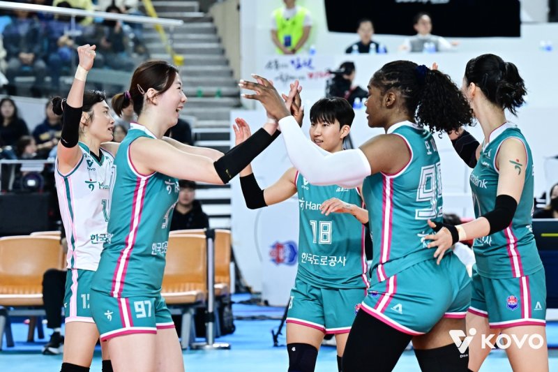 득점 후 기뻐하는 한국도로공사 선수들 (출처=연합뉴스)