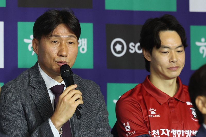 [서울=뉴시스] 권창회 기자 = 이영민 부천FC1995 감독이 25일 서울 서대문구 스위스그랜드호텔에서 열린 2026 K리그1 개막 미디어데이에서 올시즌 각오를 밝히고 있다. 2026.02.25. kch0523@newsis.com