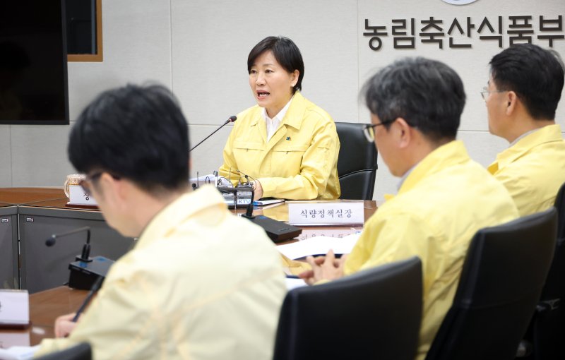 [세종=뉴시스] 강종민 기자 = 송미령 농림축산식품부 장관이 2일 세종시 정부세종청사에서 열린 가축전염병 중앙사고수습본부 회의에서 구제역, 아프리카돼지열병 등 방역상황을 점검하고 있다. 2026.02.02. ppkjm@newsis.com