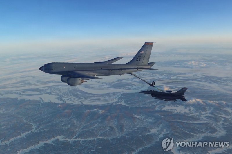 공중급유중인 미군의 KC-135 스트래토탱커 (출처=연합뉴스)