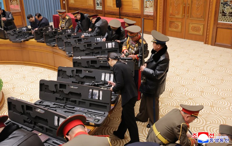 김정은 국무위원장이 27일 김여정 총무부장 등 이번에 새로 선출된 주요간부들에게 새로 개발한 저격수보총과 무기증서를 수여하고 야외 사격장에서 딸 주애 및 간부들과 사격연습 후 기념사진을 찍었다고 조선중앙통신이 28일 보도했다. 조선중앙통신/연합뉴스