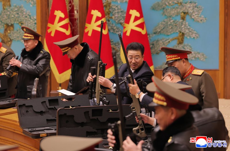 김정은 국무위원장이 27일 김여정 총무부장 등 이번에 새로 선출된 주요간부들에게 새로 개발한 저격수보총과 무기증서를 수여하고 야외 사격장에서 딸 주애 및 간부들과 사격연습 후 기념사진을 찍었다고 조선중앙통신이 28일 보도했다. 조선중앙통신/연합뉴스