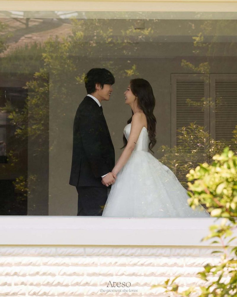 '5월 결혼' 신지♥문원, 웨딩 화보 공개…애정 가득한 미소