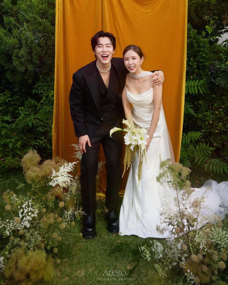 '5월 결혼' 신지♥문원, 웨딩 화보 공개…애정 가득한 미소