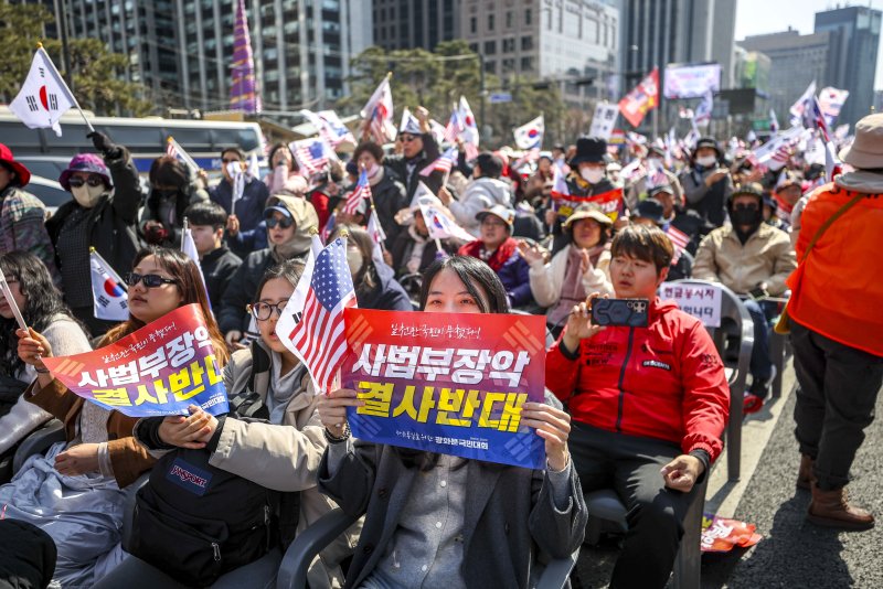 28일 서울 종로구 세종대로에서 열린 자유통일을 위한 광화문 국민대회에서 참가자들이 태극기와 성조기를 들고 있다. 뉴시스