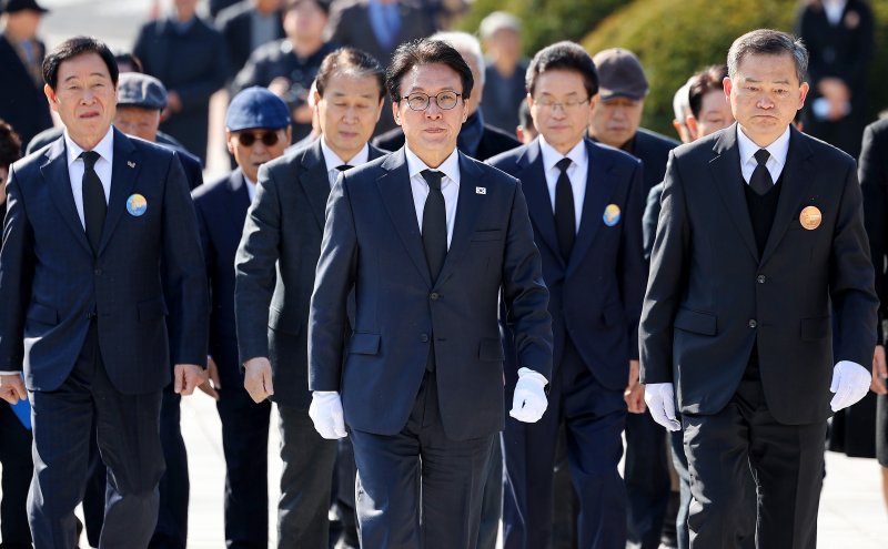 [대구=뉴시스] 이무열 기자 = 김민석 국무총리가 제66주년 2·28민주운동 기념일인 28일 대구 달서구 2.28민주운동기념탑으로 참배하기 위해 들어서고 있다. 2026.02.28. lmy@newsis.com