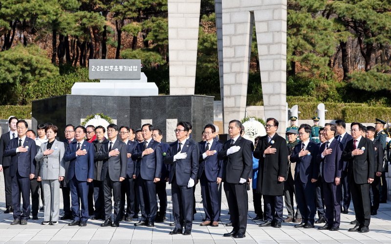 [대구=뉴시스] 이무열 기자 = 김민석 국무총리가 제66주년 2·28민주운동 기념일인 28일 대구 달서구 2.28민주운동기념탑에서 참배한 뒤 국기에 대한 경례를 하고 있다. 2026.02.28. lmy@newsis.com