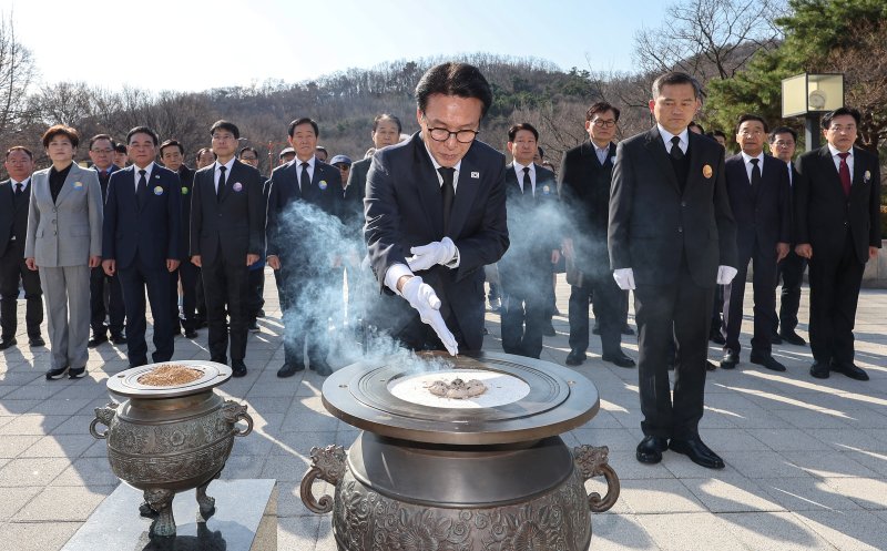 [대구=뉴시스] 이무열 기자 = 김민석 국무총리가 제66주년 2·28민주운동 기념일인 28일 대구 달서구 2.28민주운동기념탑을 찾아 분향하고 있다. 2026.02.28. lmy@newsis.com