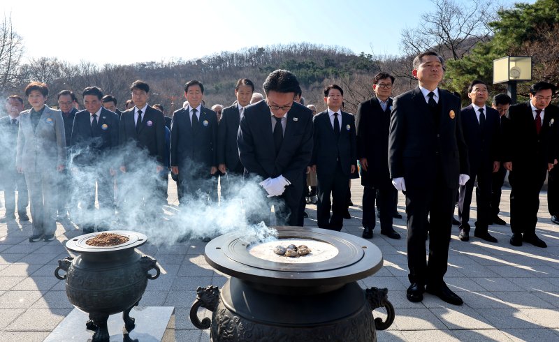 [대구=뉴시스] 이무열 기자 = 김민석 국무총리가 제66주년 2·28민주운동 기념일인 28일 대구 달서구 2.28민주운동기념탑을 찾아 참배하고 있다. 2026.02.28. lmy@newsis.com