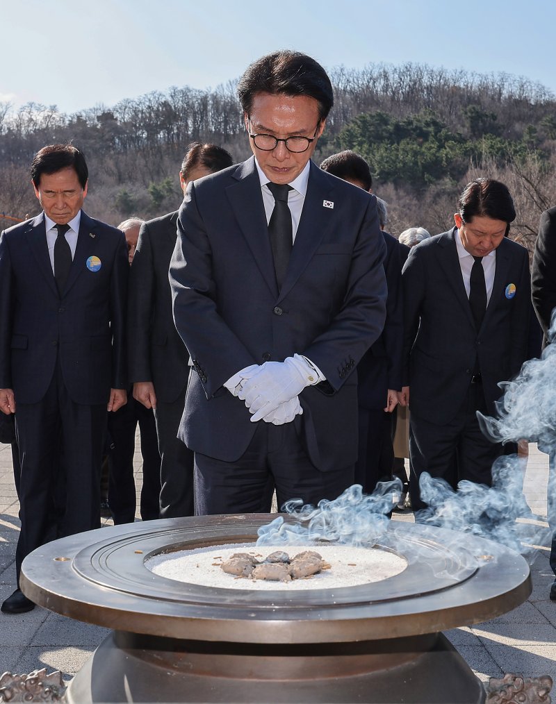 [대구=뉴시스] 이무열 기자 = 김민석 국무총리가 제66주년 2·28민주운동 기념일인 28일 대구 달서구 2.28민주운동기념탑을 찾아 참배하고 있다. 2026.02.28. lmy@newsis.com
