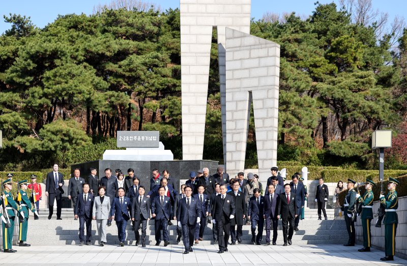 [대구=뉴시스] 이무열 기자 = 김민석 국무총리가 제66주년 2.28민주운동 기념일인 28일 대구 달서구 2.28민주운동기념탑에서 참배한 뒤 광장을 나서고 있다. 2026.02.28. lmy@newsis.com