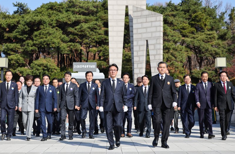 [대구=뉴시스] 이무열 기자 = 김민석 국무총리가 제66주년 2.28민주운동 기념일인 28일 대구 달서구 2.28민주운동기념탑에서 참배한 뒤 광장을 나서고 있다. 2026.02.28. lmy@newsis.com