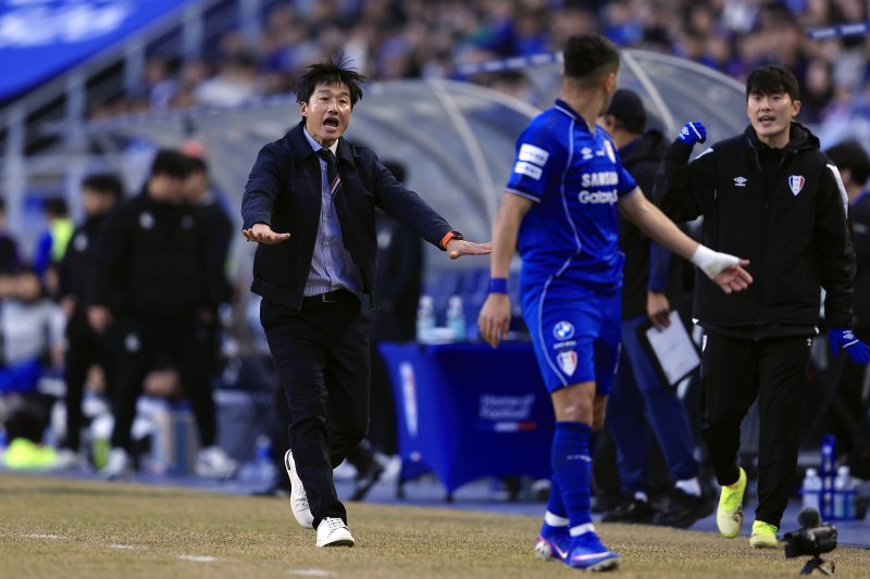 이정효 수원삼성 감독이 28일 오후 경기도 수원시 팔달구 월드컵로 수원월드컵경기장에서 열린 하나은행 K리그2 2026 1라운드 수원삼성과 서울이랜드의 경기에서 후반 헤이스에게 작전 지시를 하고 있다. 뉴스1