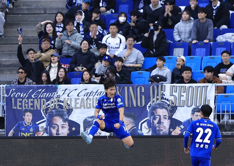 28일 오후 경기도 수원시 팔달구 월드컵로 수원월드컵경기장에서 열린 하나은행 K리그2 2026 1라운드 수원삼성과 서울이랜드의 경기에서 전반 수원 박현빈이 동점골을 넣은 뒤 세리머니를 하고 있다. 2026.2.28 ⓒ 뉴스1 박정호 기자 /사진=뉴스1