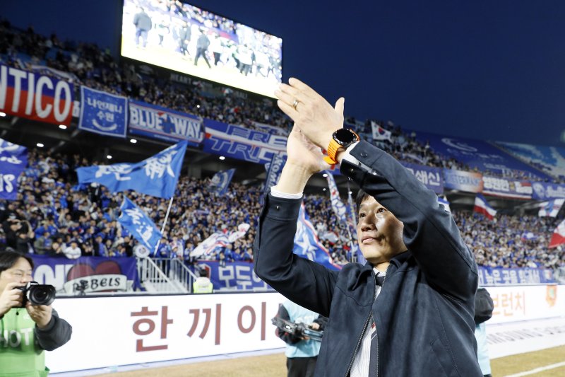 28일 오후 경기도 수원시 팔달구 월드컵로 수원월드컵경기장에서 열린 하나은행 K리그2 2026 1라운드 수원삼성과 서울이랜드의 경기에서 2대 1 역전승을 거둔 이정효 수원삼성 감독이 축구장을 찾은 팬들에게 박수로 감사의 마음을 전하고 있다.뉴스1