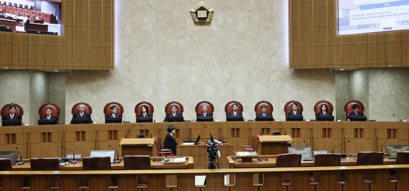 조희대 대법원장과 대법관들이 서울 서초구 대법원 대법정에서 열린 전원합의체 선고를 위해 입장해 자리하고 있다. 2026.1.22 ⓒ 뉴스1 오대일 기자