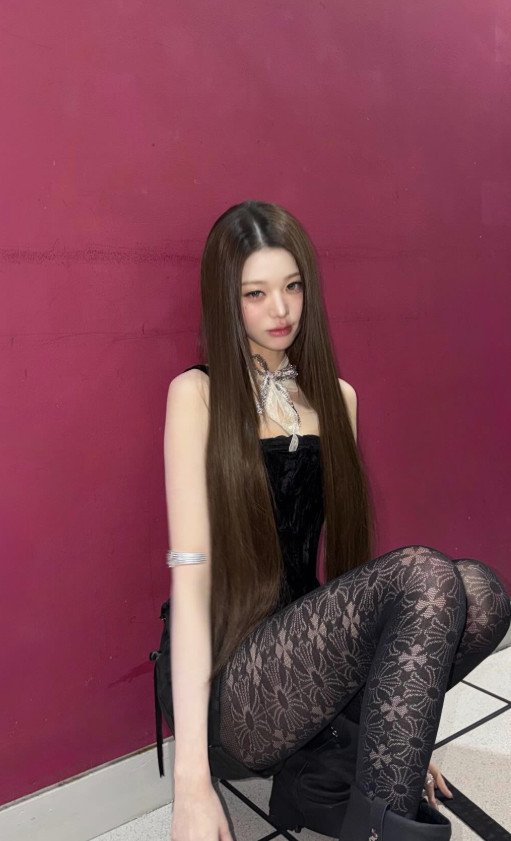 장원영, 인형이야 사람이야? 검은 스타킹 신고 고혹 무드 [N샷]