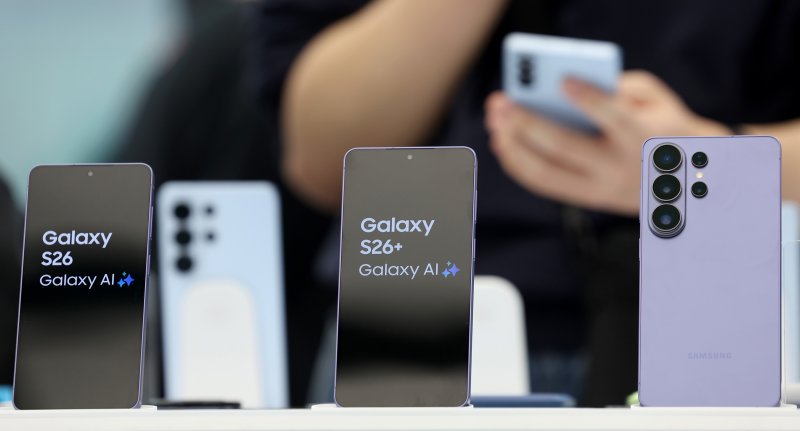 [서울=뉴시스] 김진아 기자 = 삼성전자가 인공지능(AI) 기능을 대폭 강화한 '갤럭시 S26' 시리즈가 공개된 26일 서울 서초구 삼성 강남에 '갤S26 시리즈'가 진열돼 있다. S26 시리즈는 갤럭시 S26 울트라, 갤럭시 S26플러스, 갤럭시 S26까지 총 3개 모델로 3월11일부터 한국, 미국, 영국, 인도, 베트남 등 전 세계 120여개 국가에 순차적으로 출시한다. 국내 사전 판매는 2월27일부터 3월5일까지 7일간 진행된다. 2026.02.26. bluesoda@newsis.com