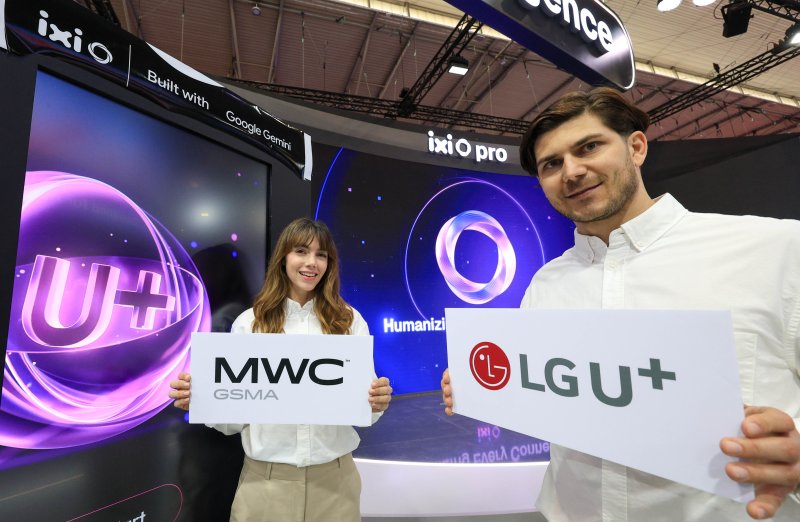 LG 유플러스 모델들이 스페인 바르셀로나 피라 그란 비아 내 LG유플러스 전시관에서 AI 전화 에이전트 '익시오(ixi-O)'로 그려본 미래상을 소개하고 있다. 사진=공동취재단