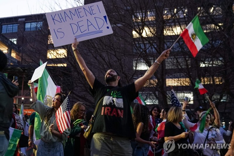 28일 미국에서 벌어진 시위에서 시위자들이 1979년 이슬람혁명 전 이란 국기를 들고 있다 (출처=연합뉴스)