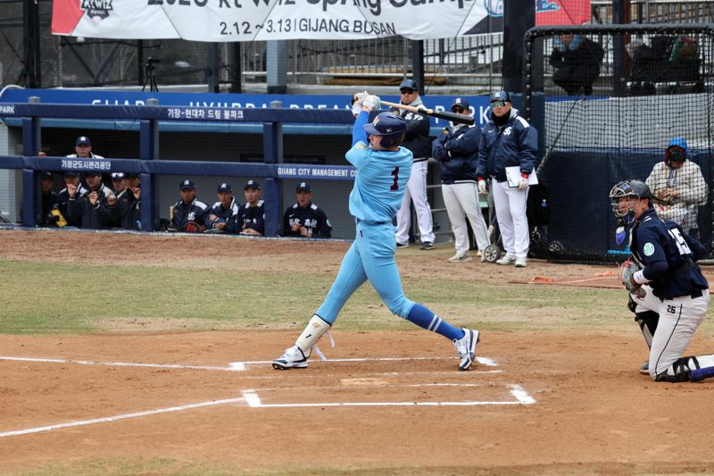 롯데자이언츠와 파이낸셜뉴스, 부산파이낸셜뉴스, 부산광역시소프트볼협회가 공동 주최하는 2026 명문고 야구열전이 3월 1일 부산 기장현대차드림볼파크에서 화려한 막을 올렸다. 유신고:부산고의 첫 예선경기에서 부산고 하현승 선수가 타격을 하고 있다. 사진=박범준 기자