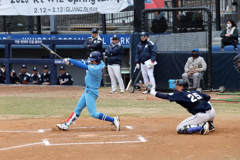 롯데자이언츠와 파이낸셜뉴스, 부산파이낸셜뉴스, 부산광역시소프트볼협회가 공동 주최하는 2026 명문고 야구열전이 3월 1일 부산 기장현대차드림볼파크에서 화려한 막을 올렸다. 유신고:부산고의 첫 예선경기에서 부산고 서성빈 선수가 타격을 하고 있다. 사진=박범준 기자
