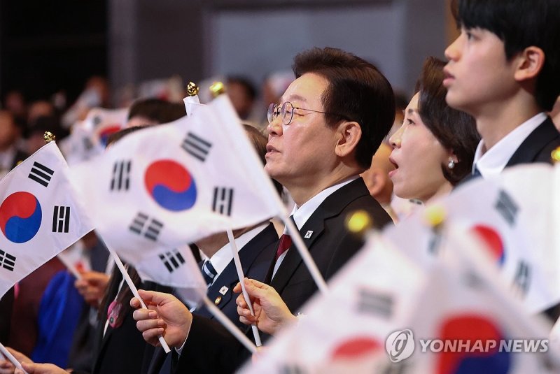 3·1절 기념식, 만세 삼창하는 이재명 대통령 부부