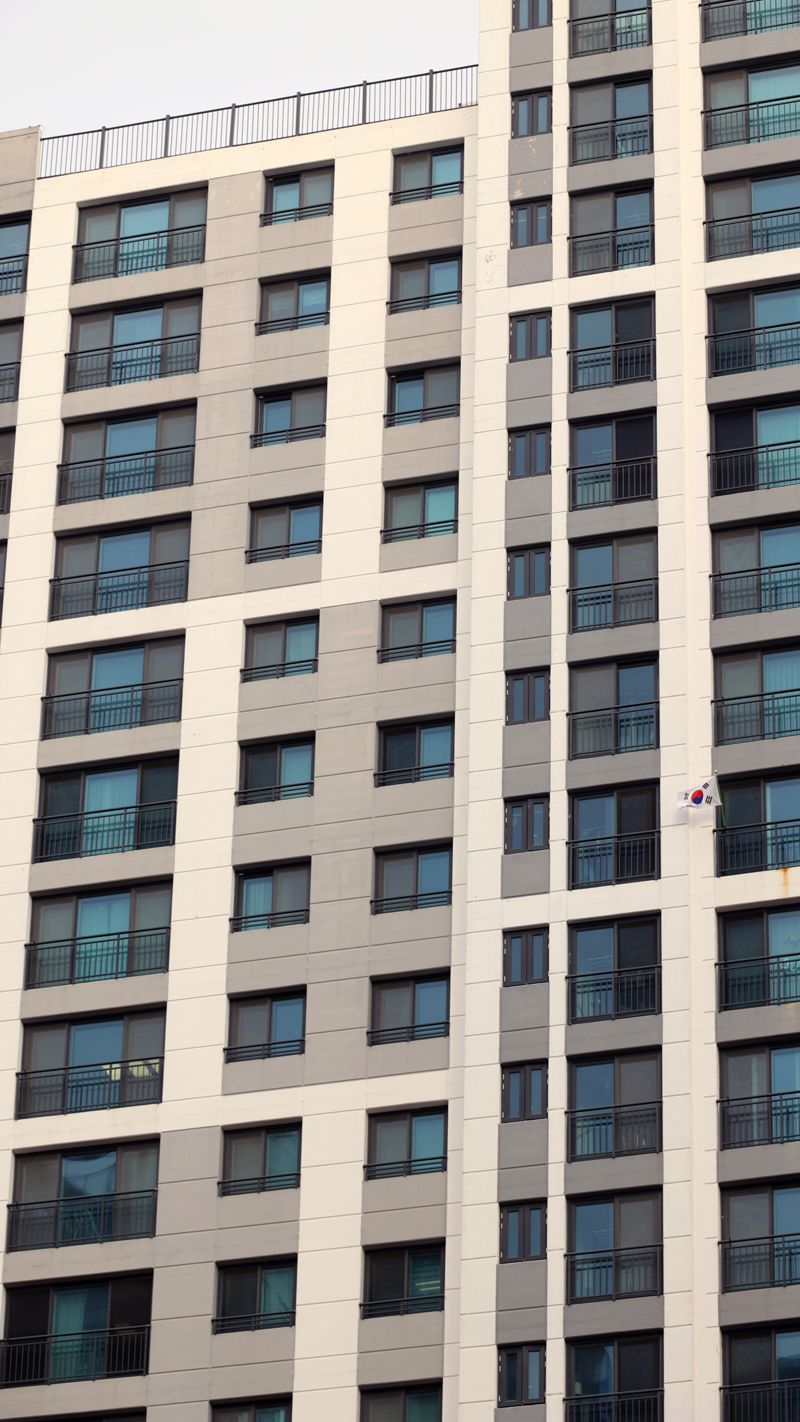 삼일절인 1일, 인천 서구 아파트단지에 태극기가 걸려있다. 1일 오후12시 기준 5개 단지 5천여세대를 전수조사 한 결과 태극기 게양 세대는 60여 세대에 불과해 게양률이 1% 수준에 머물렀다.