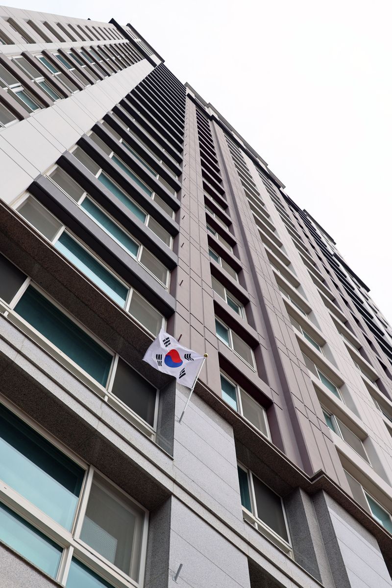 삼일절인 1일, 인천 서구 아파트단지에 태극기가 걸려있다. 1일 오후12시 기준 5개 단지 5천여세대를 전수조사 한 결과 태극기 게양 세대는 60여 세대에 불과해 게양률이 1% 수준에 머물렀다.