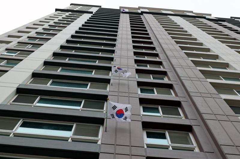 삼일절인 1일, 인천 서구 아파트단지에 태극기가 걸려있다. 1일 오후12시 기준 5개 단지 5천여세대를 전수조사 한 결과 태극기 게양 세대는 60여 세대에 불과해 게양률이 1% 수준에 머물렀다.