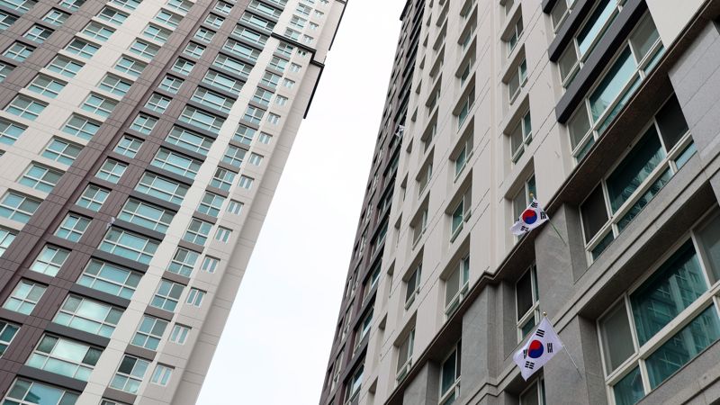 삼일절인 1일, 인천 서구 아파트단지에 태극기가 걸려있다. 1일 오후12시 기준 5개 단지 5천여세대를 전수조사 한 결과 태극기 게양 세대는 60여 세대에 불과해 게양률이 1% 수준에 머물렀다.