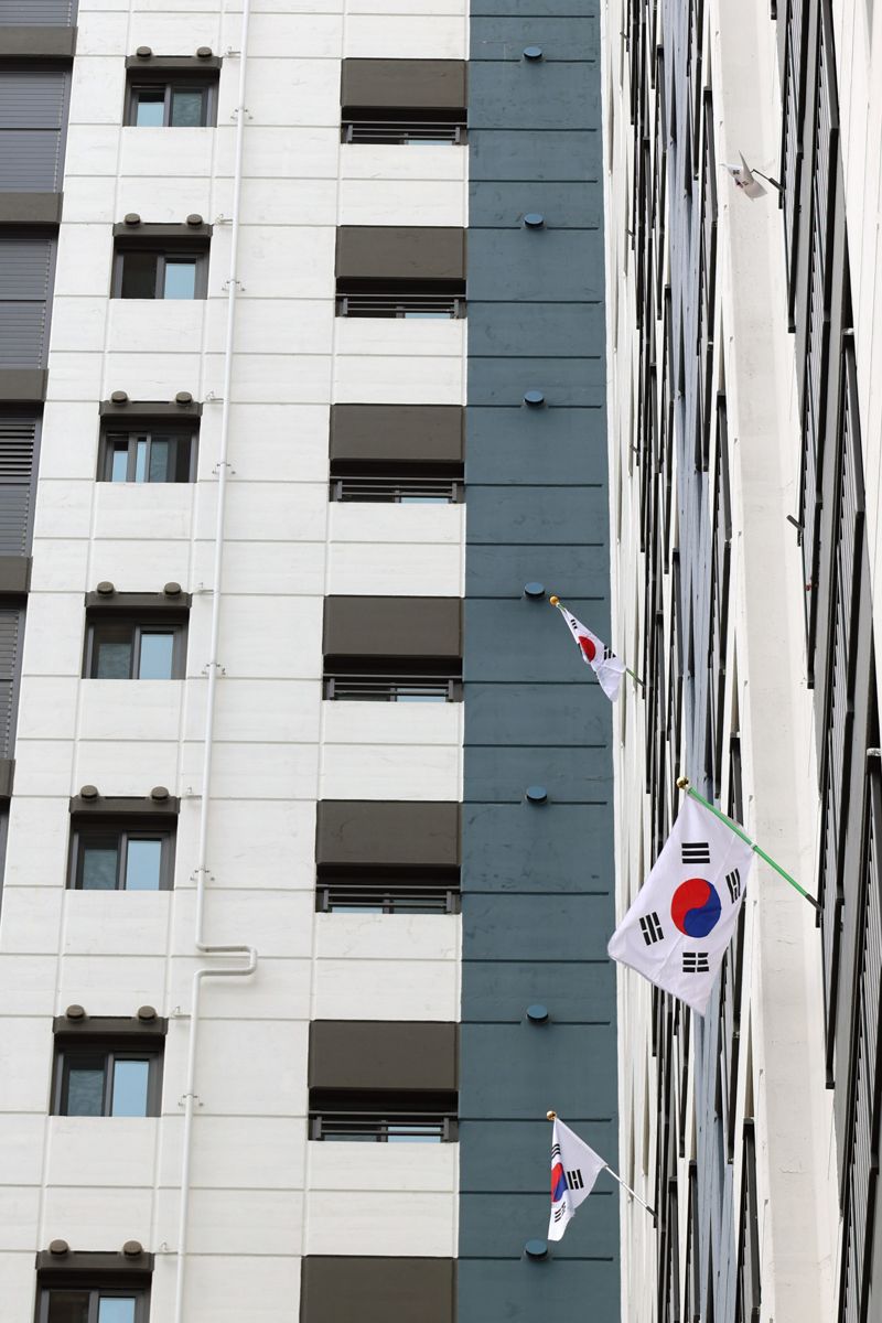 삼일절인 1일, 인천 서구 아파트단지에 태극기가 걸려있다. 1일 오후12시 기준 5개 단지 5천여세대를 전수조사 한 결과 태극기 게양 세대는 60여 세대에 불과해 게양률이 1% 수준에 머물렀다.