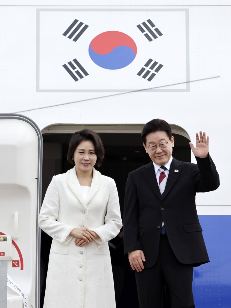 [성남=뉴시스] 최동준 기자 = 싱가포르와 필리핀을 국빈 방문하는 이재명 대통령과 김혜경 여사가 1일 경기 성남 서울공항에서 공군 1호기에 올라 인사하고 있다. 2026.03.01. photocdj@newsis.com