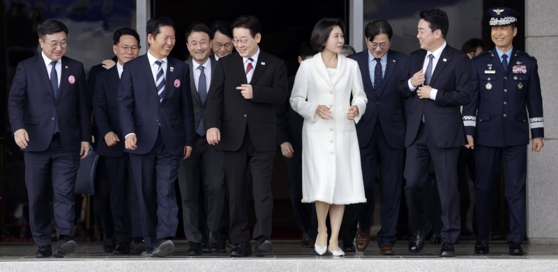 [성남=뉴시스] 최동준 기자 = 싱가포르와 필리핀을 국빈 방문하는 이재명 대통령과 김혜경 여사가 1일 경기 성남 서울공항에서 공군 1호기로 향하고 있다. 2026.03.01. photocdj@newsis.com