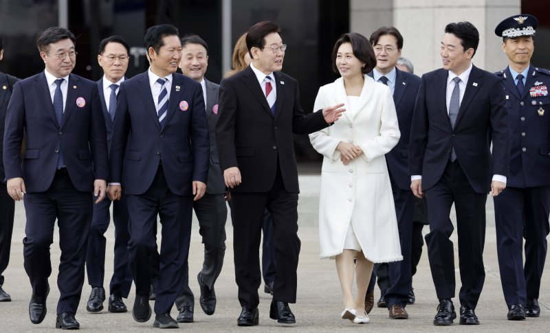 [성남=뉴시스] 최동준 기자 = 싱가포르와 필리핀을 국빈 방문하는 이재명 대통령과 김혜경 여사가 1일 경기 성남 서울공항에서 공군 1호기로 향하고 있다. 2026.03.01. photocdj@newsis.com