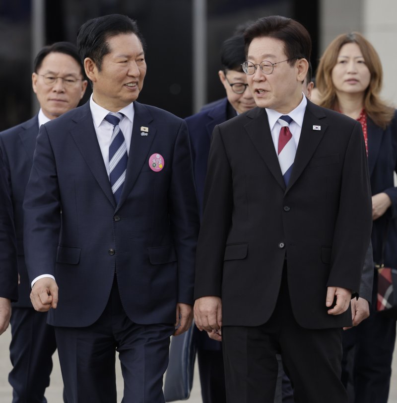 [성남=뉴시스] 최동준 기자 = 싱가포르와 필리핀을 국빈 방문하는 이재명 대통령이 1일 경기 성남 서울공항에서 정청래 더불어민주당 대표와 대화하며 공군1호기로 향하고 있다. 2026.03.01. photocdj@newsis.com