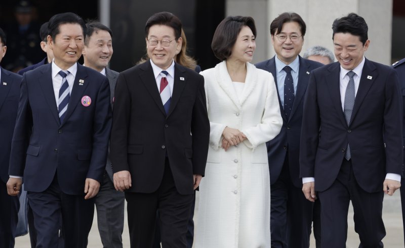 [성남=뉴시스] 최동준 기자 = 싱가포르와 필리핀을 국빈 방문하는 이재명 대통령과 김혜경 여사가 1일 경기 성남 서울공항에서 공군 1호기로 향하고 있다. 2026.03.01. photocdj@newsis.com