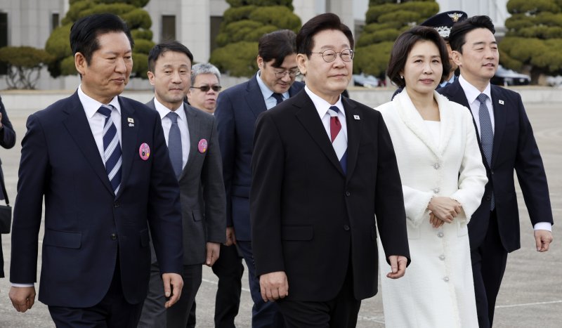 [성남=뉴시스] 최동준 기자 = 싱가포르와 필리핀을 국빈 방문하는 이재명 대통령과 김혜경 여사가 1일 경기 성남 서울공항에서 공군 1호기로 향하고 있다. 2026.03.01. photocdj@newsis.com