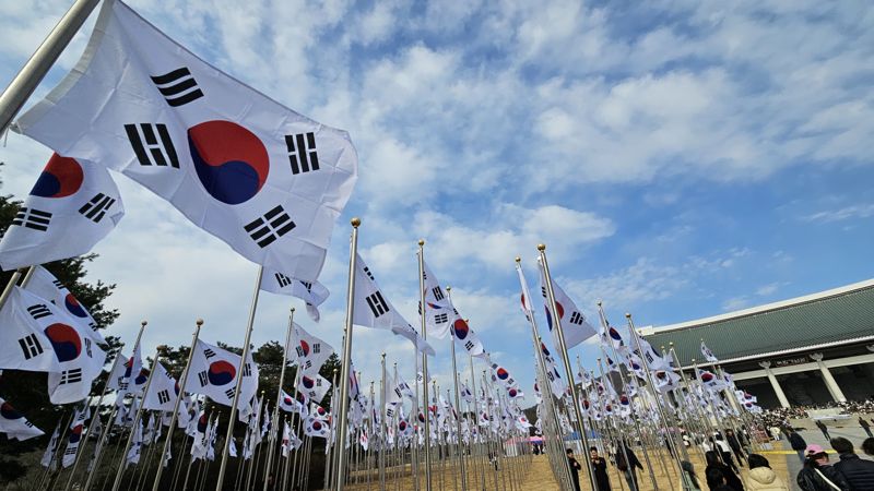 제107주년 3·1절을 맞은 1일 오전 충남 천안 목천읍 독립기념관 내 '태극기 마당'에 게앙된 태극기들이 바람에 나부끼고 있다. 사진=김원준 기자