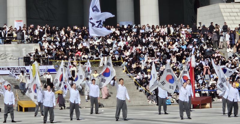 극단 우금치 단원들이 1일 오전 충남 천안 목천읍 독립기념관 본관 앞 광장인 '겨레의 큰마당'에서 '1919만세운동 퍼포먼스'를 하고 있다. 사진=김원준 기자