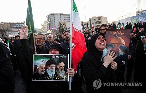 아야톨라 세예드 알리 하메네이 이란 최고지도자 사망 소식에 오열하는 이란 시민들 (출처=연합뉴스)