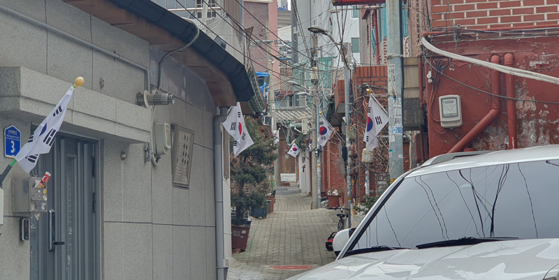 3·1절인 1일 서울 도심 한 주택가 골목에 태극기가 걸려 있다. 단독 주택은 아파트와 달리, 상당수가 태극기 달기 운동에 동참한 모습이다. 사진=최승한 기자