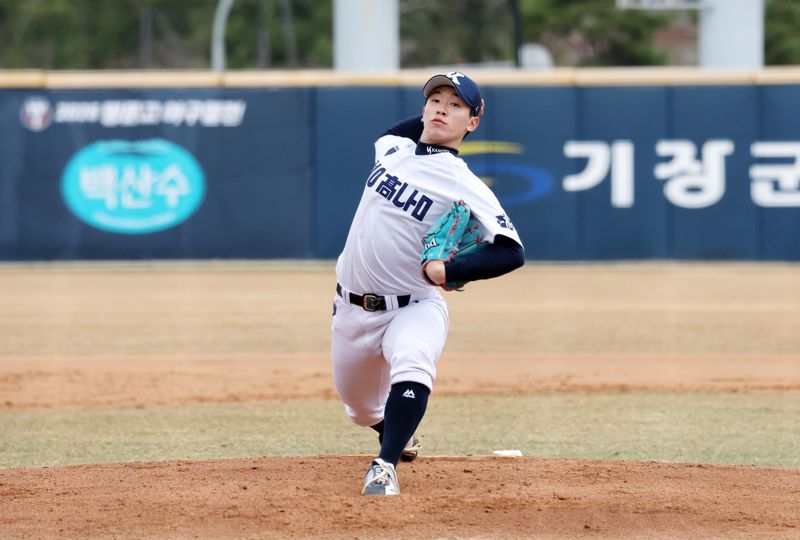 롯데자이언츠와 파이낸셜뉴스, 부산파이낸셜뉴스, 부산광역시소프트볼협회가 공동 주최하는 2026 명문고 야구열전이 3월 1일 부산 기장현대차드림볼파크에서 화려한 막을 올렸다. 경남고:북일고의 개막전 예선경기에서 경남고 박지후 선수가 역투하고 있다. 사진=박범준 기자