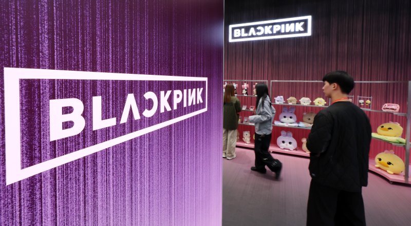 1일 오후 서울 중구 명동 무신사 스토어에 마련된 블랙핑크 새 미니앨범 '데드라인'(DEADLINE) 발매 기념 팝업스토어를 찾은 방문객들이 제품을 둘러보고 있다. 뉴스1