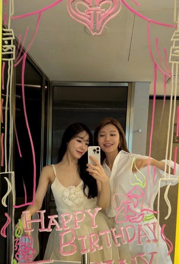 티파니, 변요한과 결혼 소식 후 첫 근황…'베프'와 생일파티 [N샷]